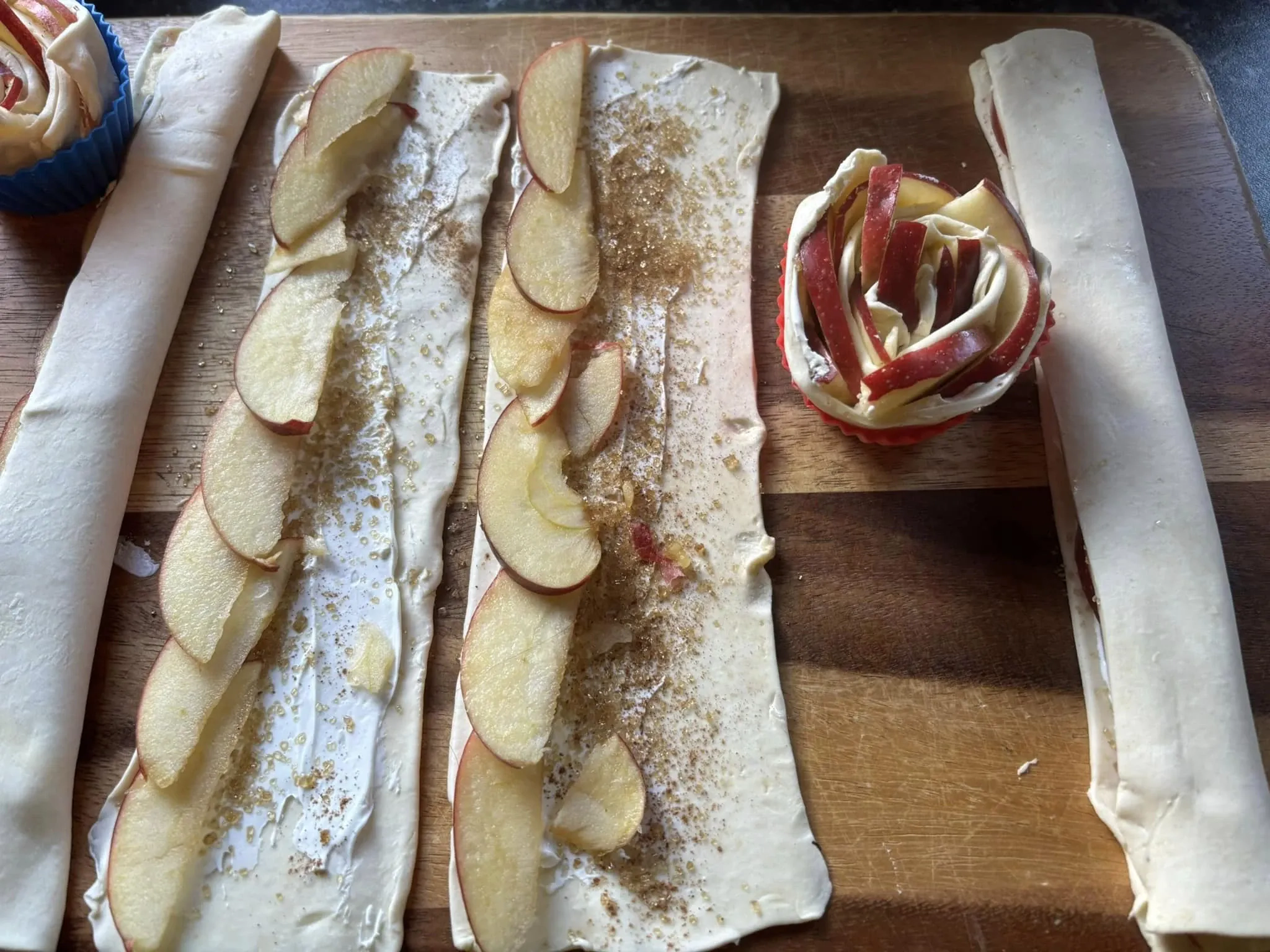 Skanios sluoksniuotos tešlos bandelės "obuolių rožytės" su maskarpone, karto oro gruzdintuvėje