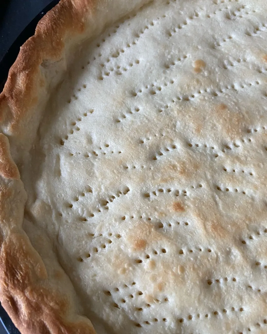 Sluoksniuotos tešlos kišas su kalakutienos kumpeliu