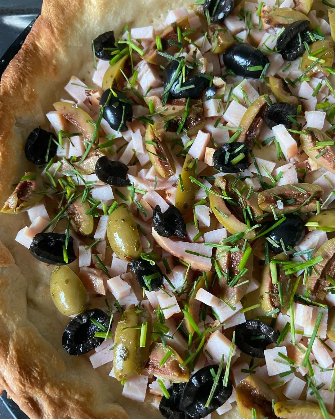 Sluoksniuotos tešlos kišas su kalakutienos kumpeliu