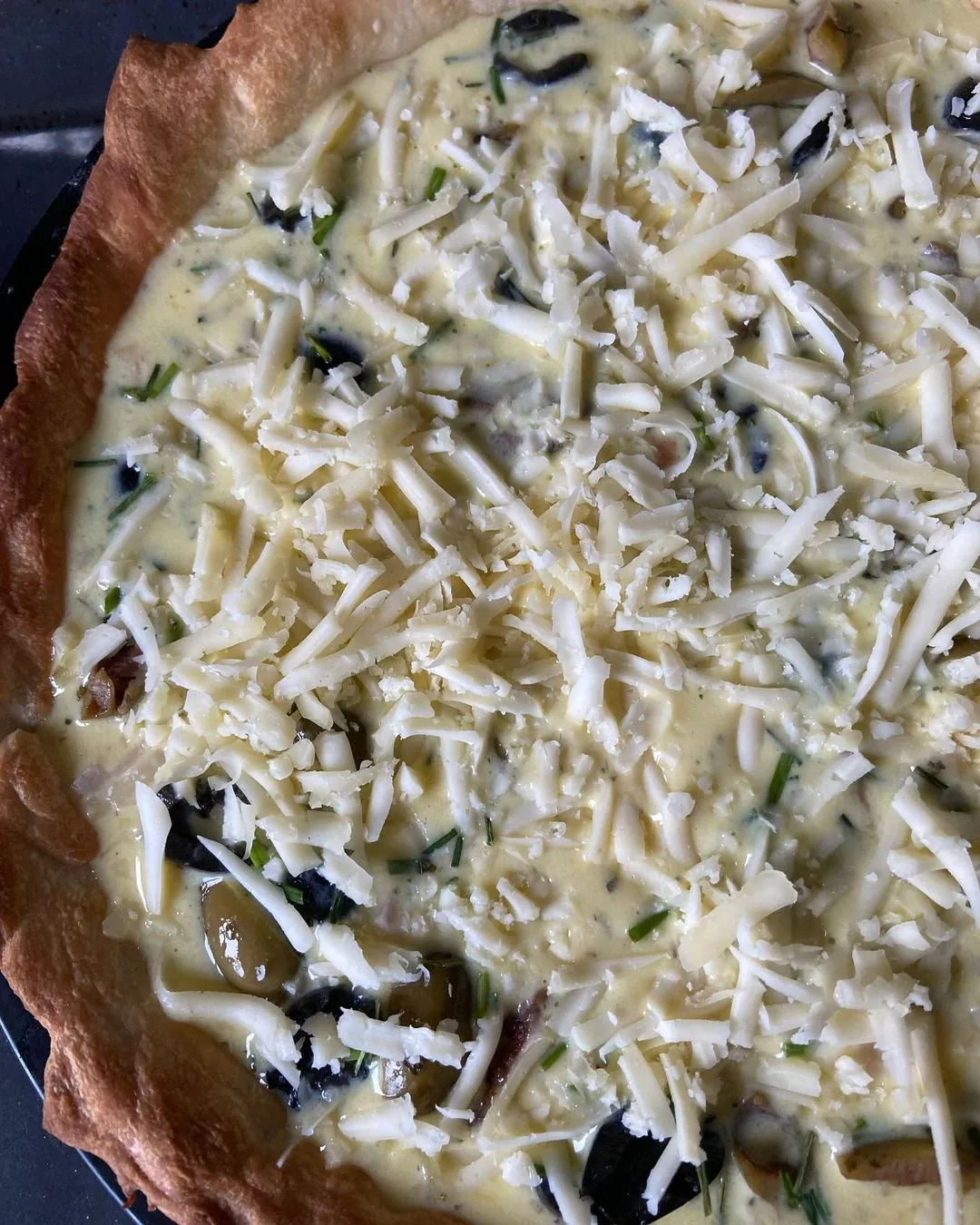 Sluoksniuotos tešlos kišas su kalakutienos kumpeliu