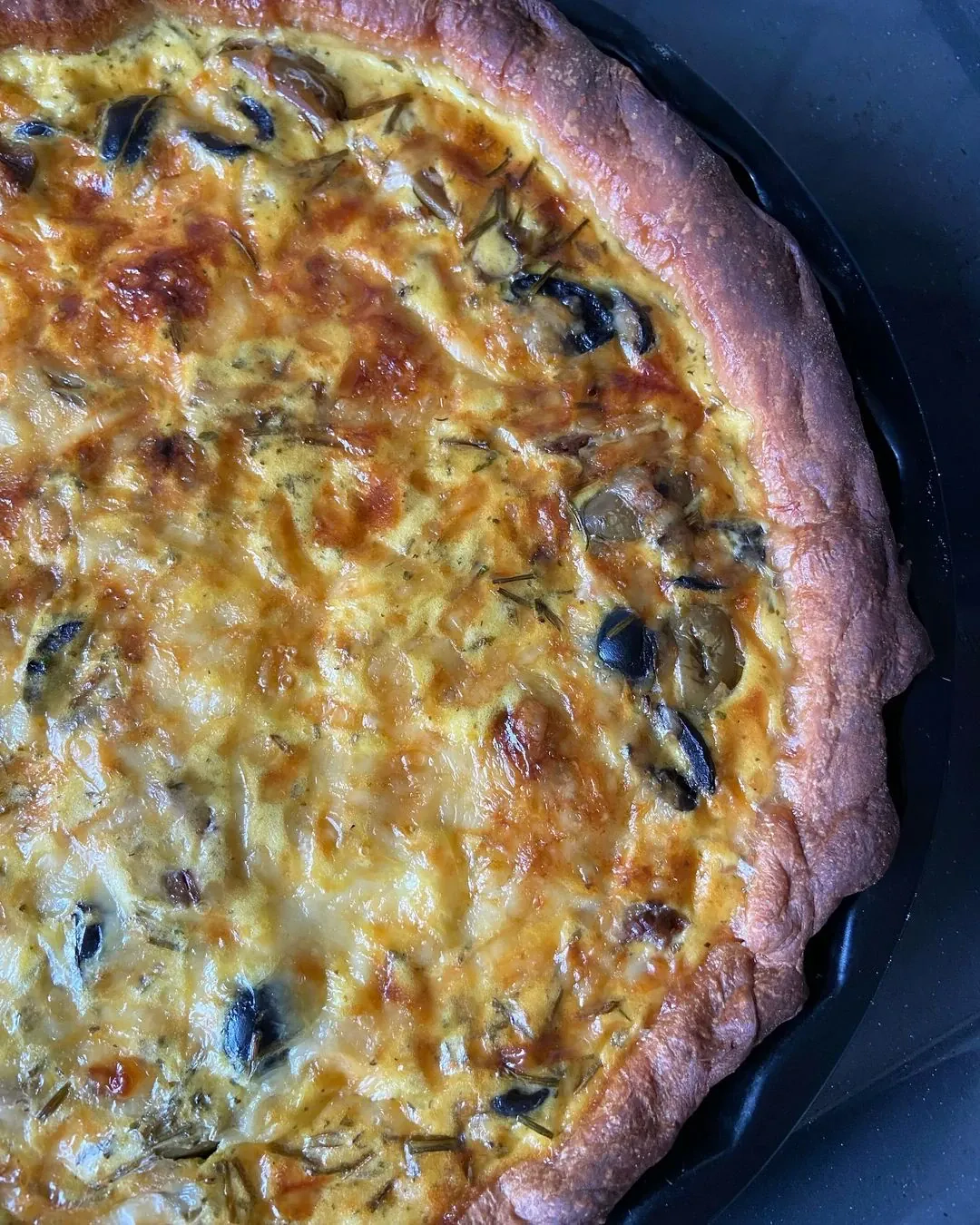 Sluoksniuotos tešlos kišas su kalakutienos kumpeliu