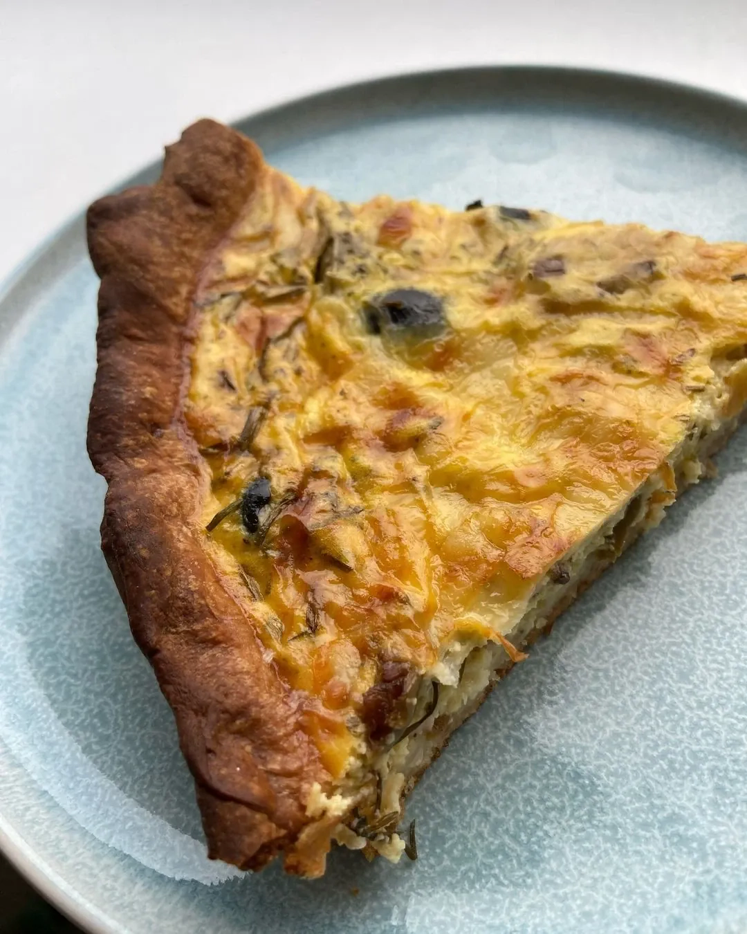 Sluoksniuotos tešlos kišas su kalakutienos kumpeliu