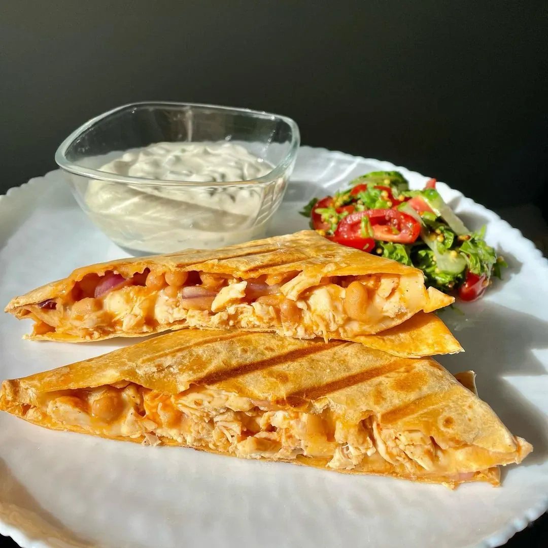 Pilno grūdo tortilijos su vištiena, pupelėmis ir mocarela