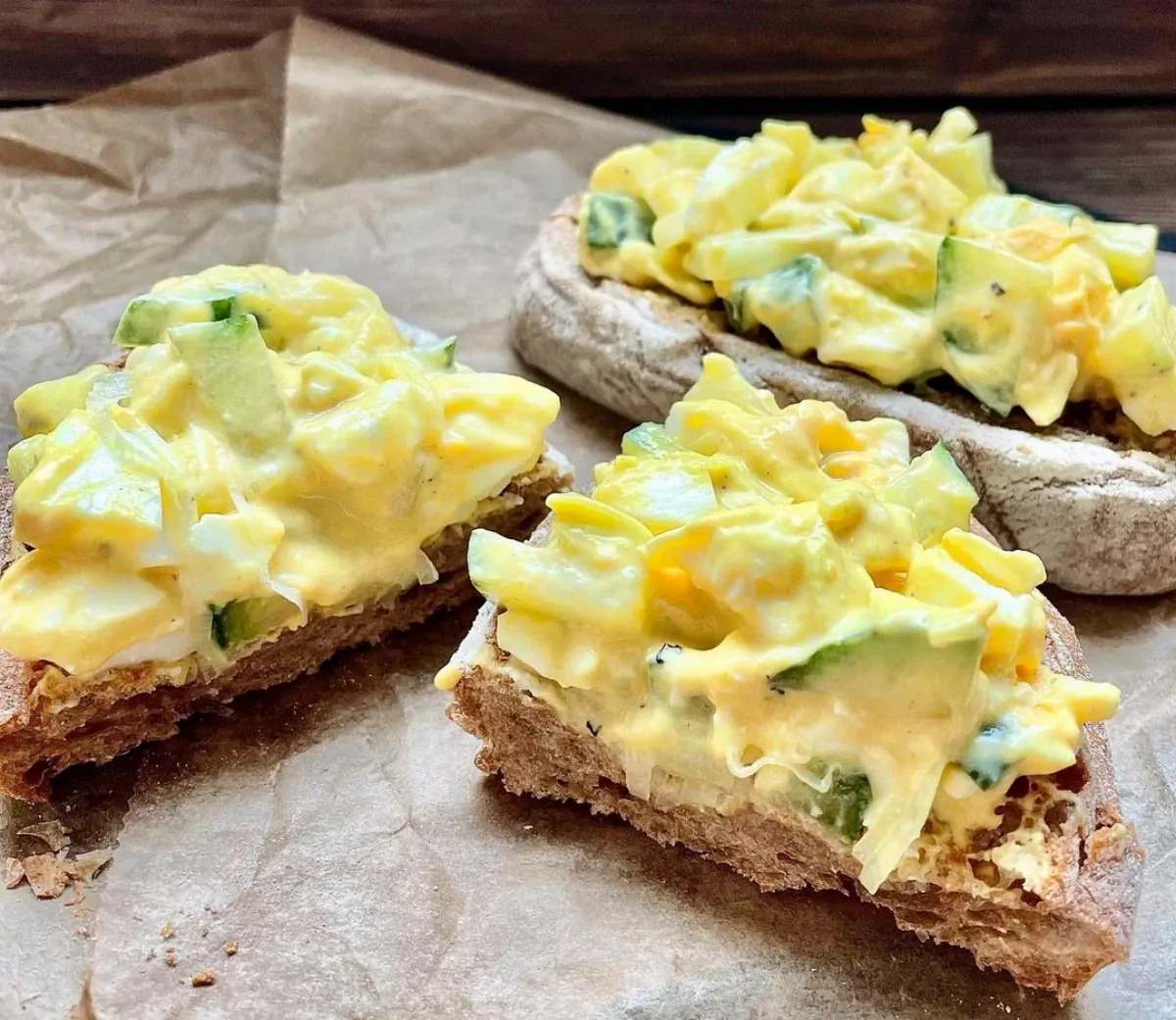 Kiaušinių užtepėlė su porais ir agurkais, be majonezo