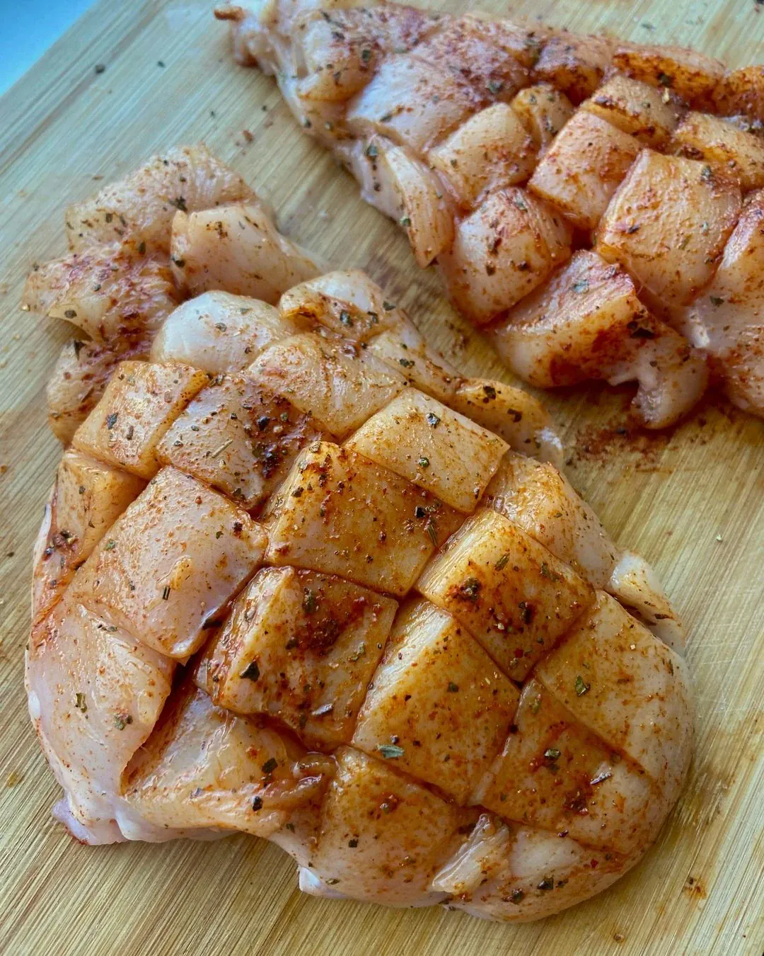 Salotos su vištiena, feta ir medaus-kreminio balzamiko acto padažu