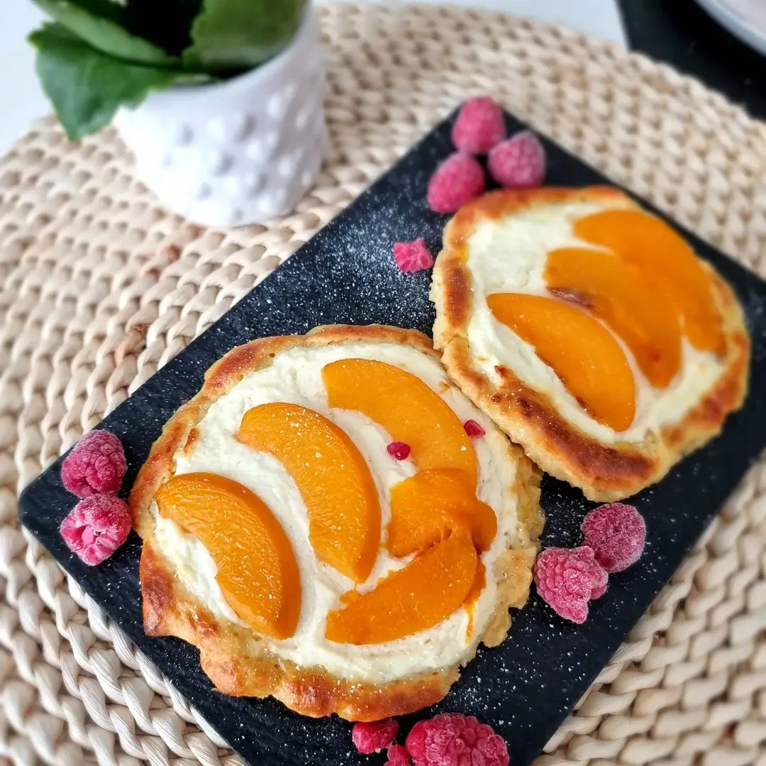 Svaigas biezpienmaizītes ar grieķu jogurta un persiku pildījumu