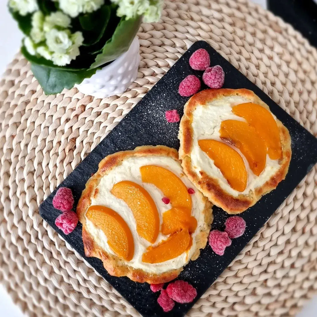 Svaigas biezpienmaizītes ar grieķu jogurta un persiku pildījumu