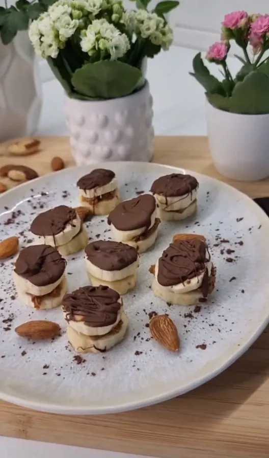 Banānu un zemesriekstu sviesta uzkoda ar šokolādes pieskārienu