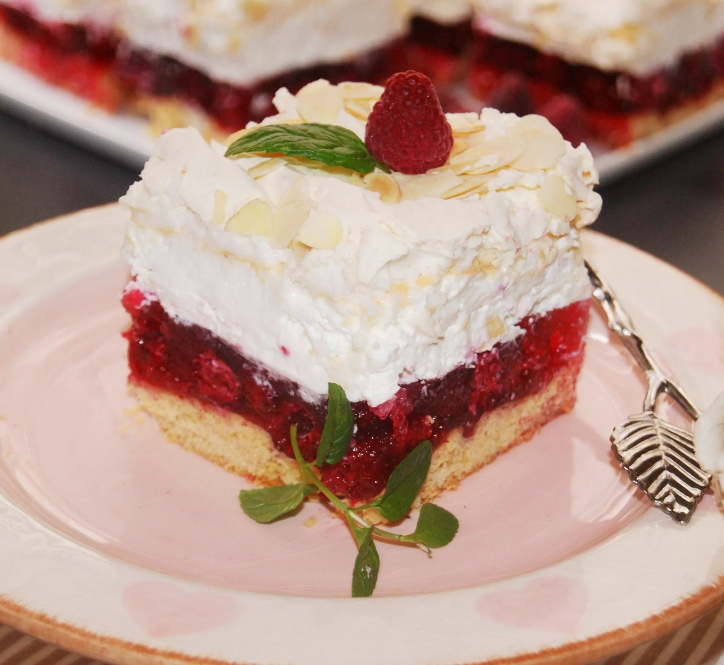 Malinowa chmurka na biszkopcie z serkiem mascarpone