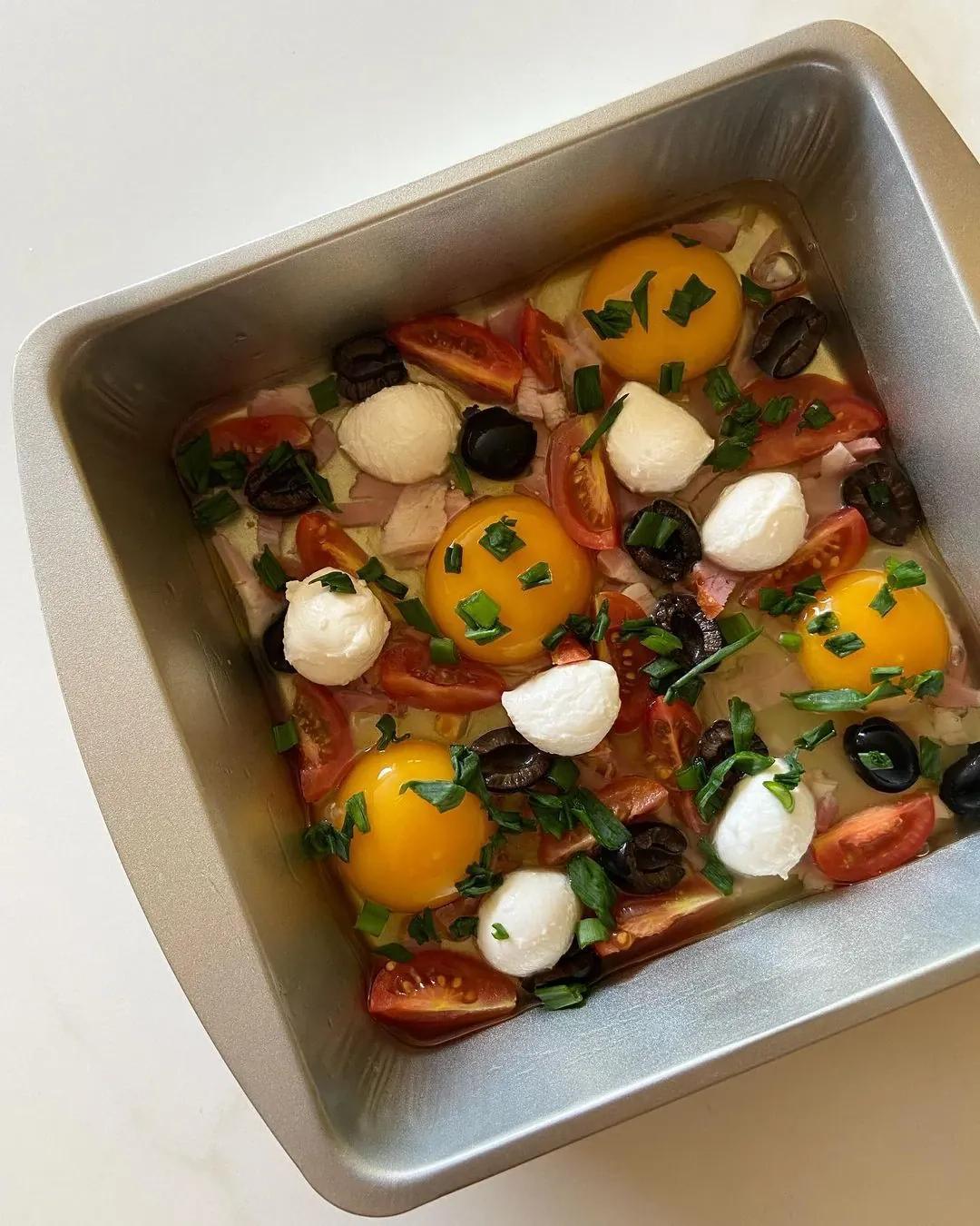 Kitokia pusryčių kiaušinienė orkaitėje, su šonine ir mocarela