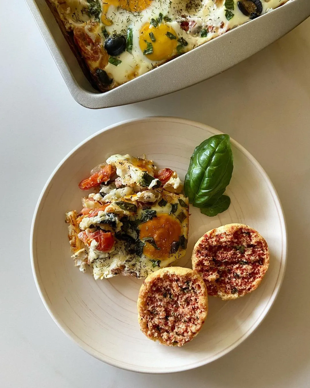 Kitokia pusryčių kiaušinienė orkaitėje, su šonine ir mocarela