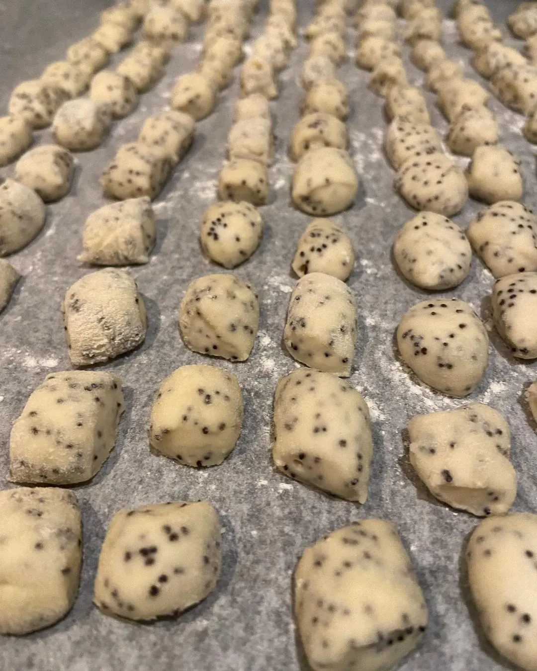 Močiutės mieliniai kūčiukai su aguonomis