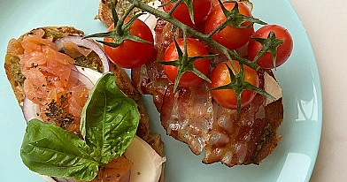 Speltos duonos sumuštiniai su pesto ir lašiša ir švarclando šonine🥪