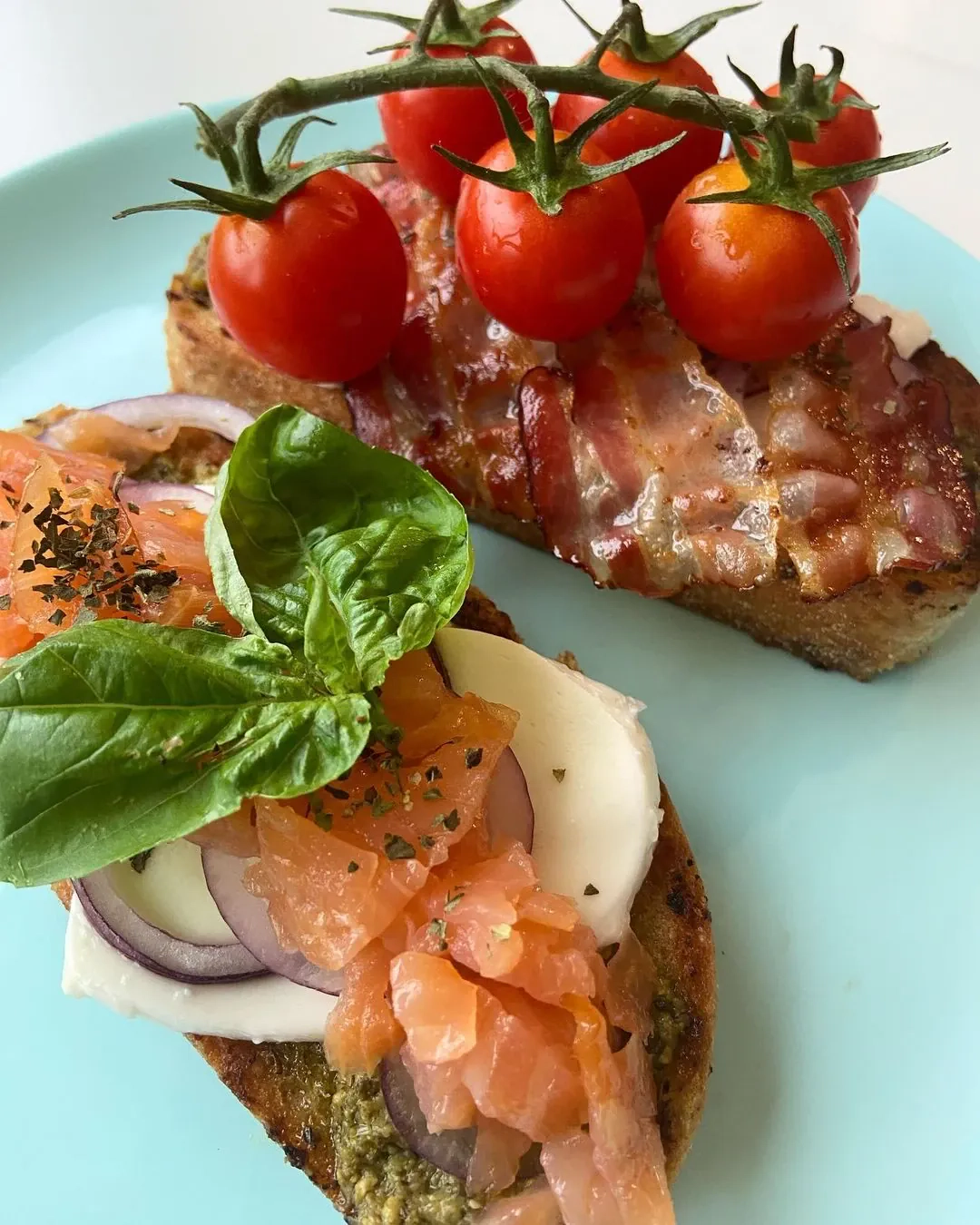 Speltos duonos sumuštiniai su pesto ir lašiša ir švarclando šonine🥪