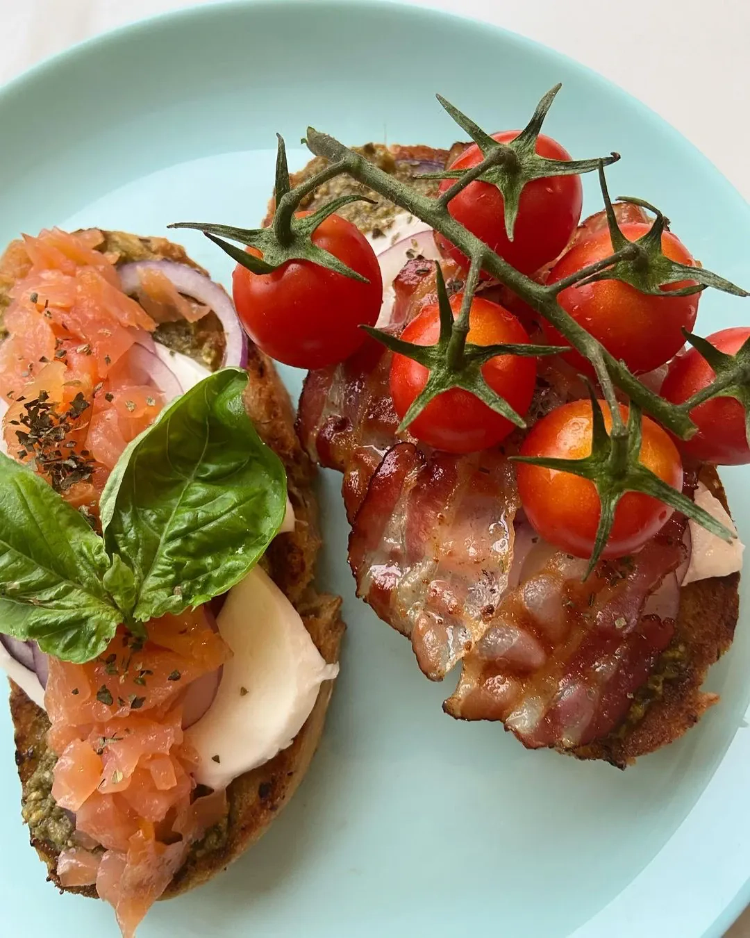 Speltos duonos sumuštiniai su pesto ir lašiša ir švarclando šonine🥪