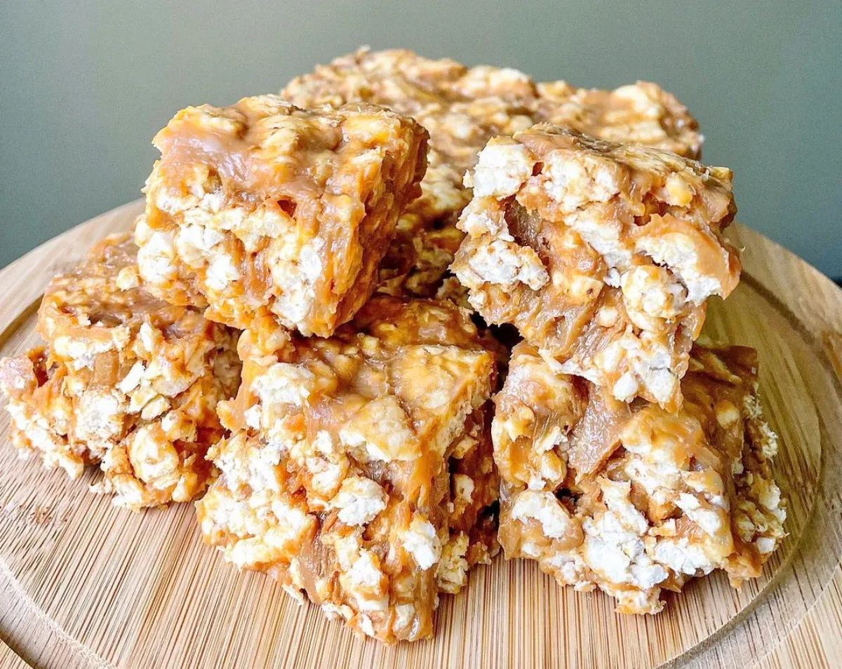 Karamelinis ryžių trapučių desertas su saldintu karamelizuotu pienu