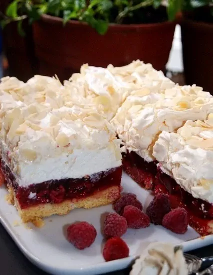 Malinowa chmurka na biszkopcie z serkiem mascarpone