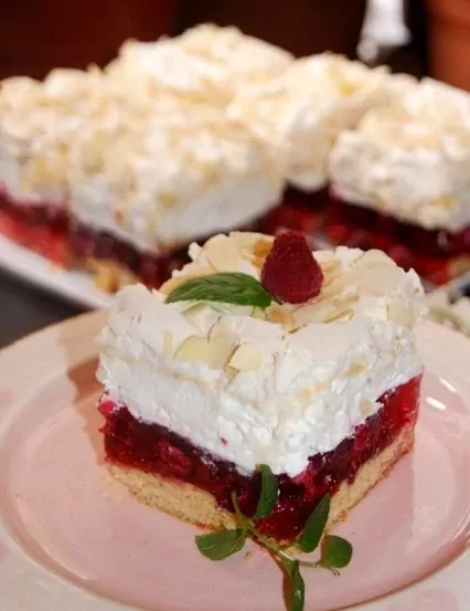 Malinowa chmurka na biszkopcie z serkiem mascarpone