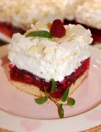 Malinowa chmurka na biszkopcie z serkiem mascarpone