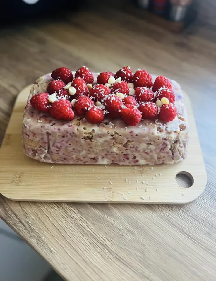 Tinginys su kondensuotu pienu ir liofilizuotų aviečių gabaliukais