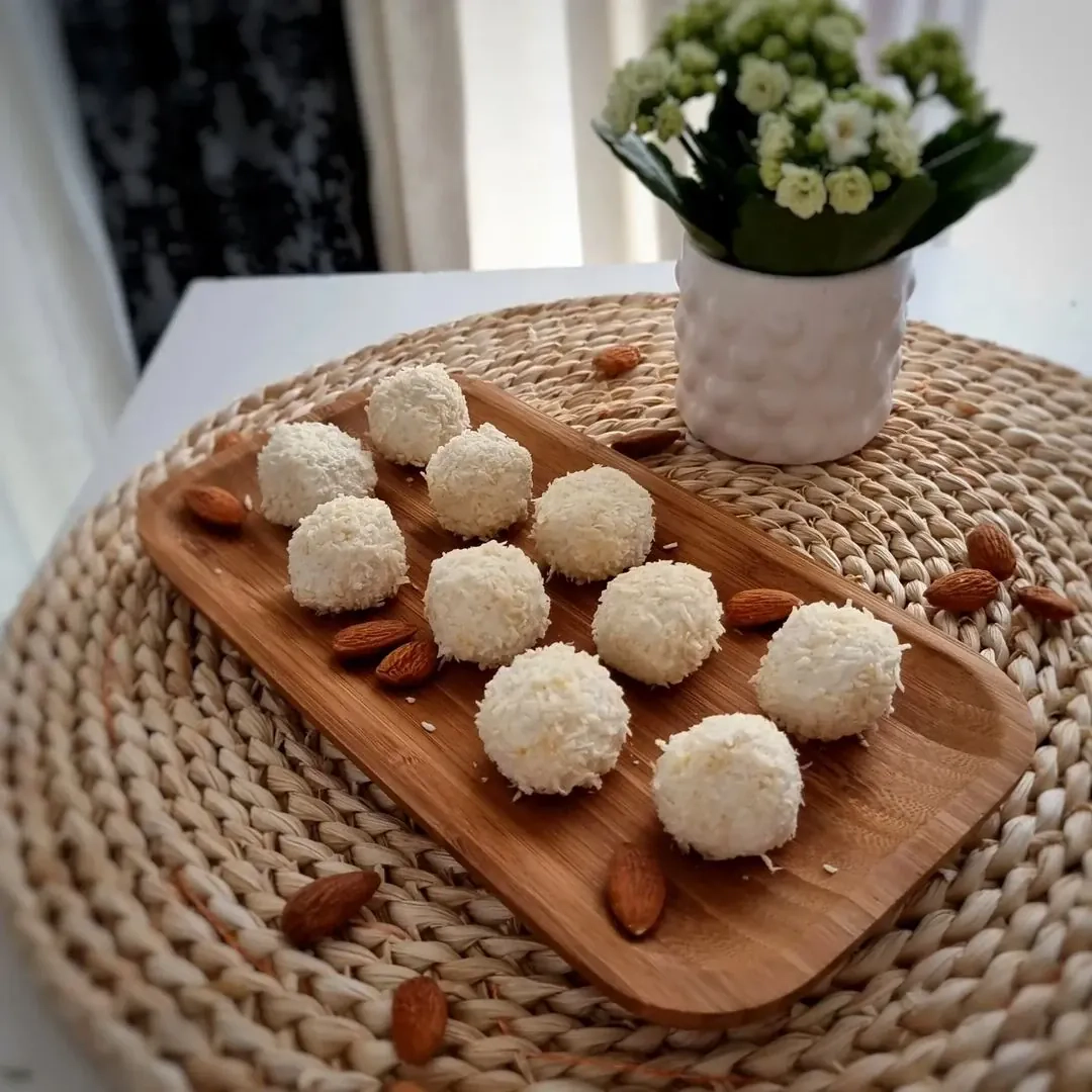 Veselīgās Rafaello bumbiņas ar biezpienu un kokosriekstiem