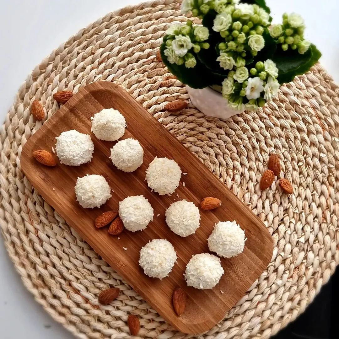 Veselīgās Rafaello bumbiņas ar biezpienu un kokosriekstiem