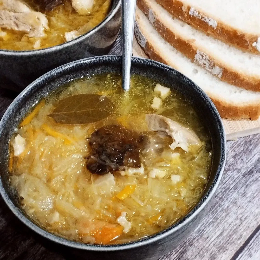 Kapuśniak na żeberkach ze skwarkami ze słoniny