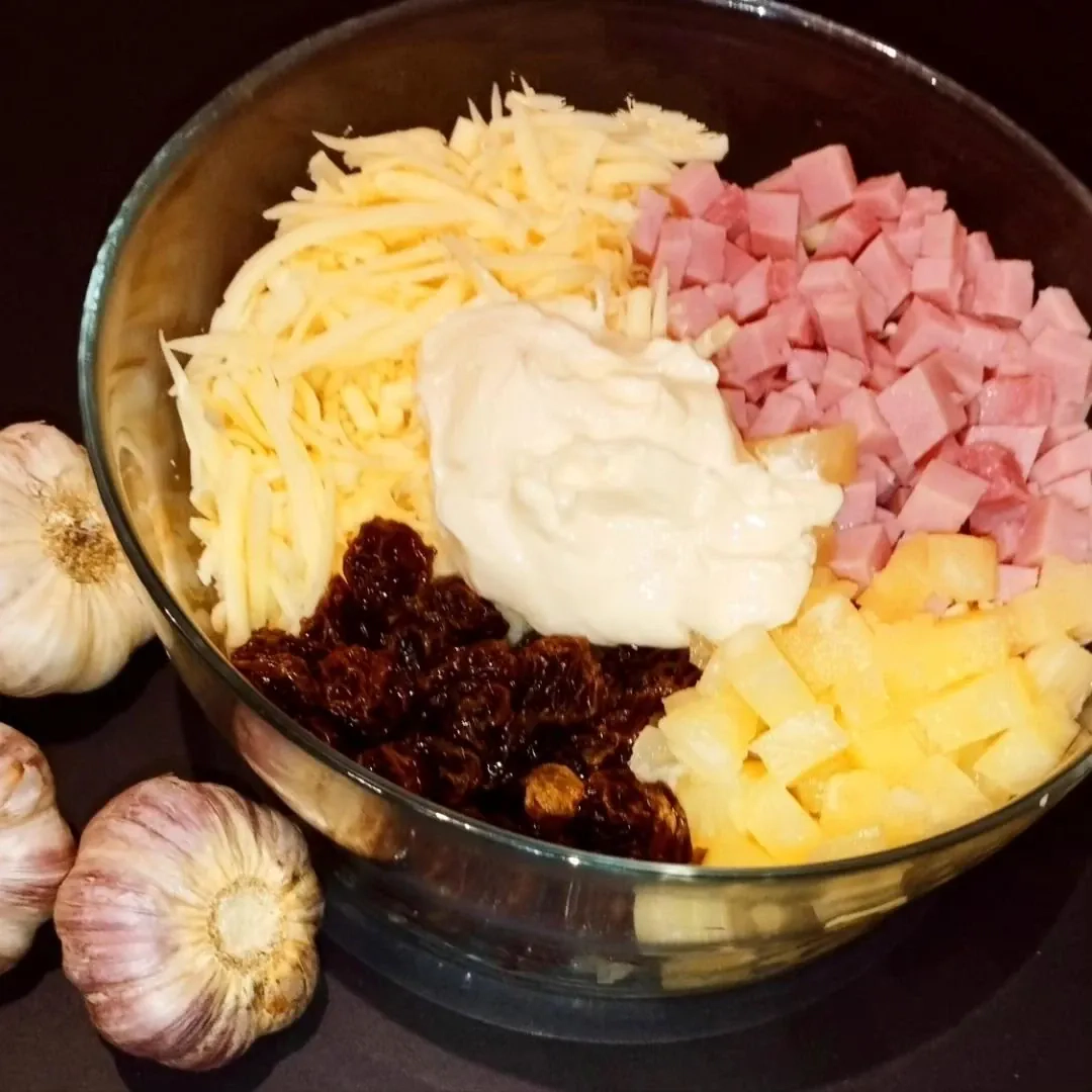 Ekspresowa sałatka serowa z szynką, ananasem, czosnkiem i rodzynkami