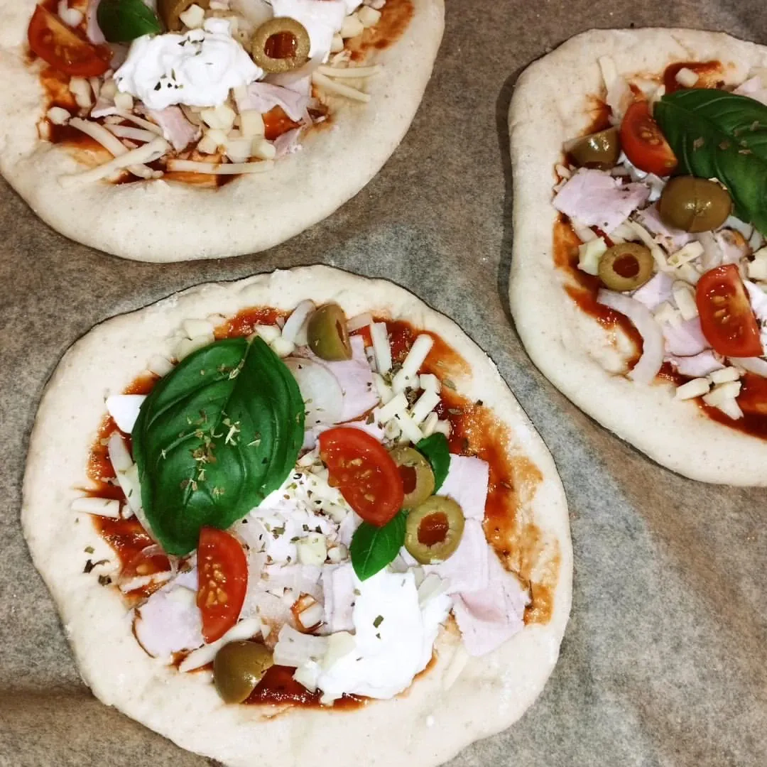 Pizzerinki (mini pizze) z szynką, serem i pomidorem