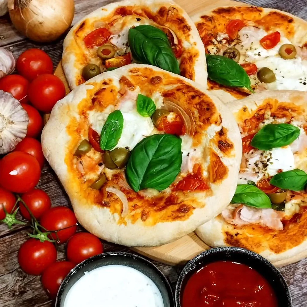 Pizzerinki (mini pizze) z szynką, serem i pomidorem