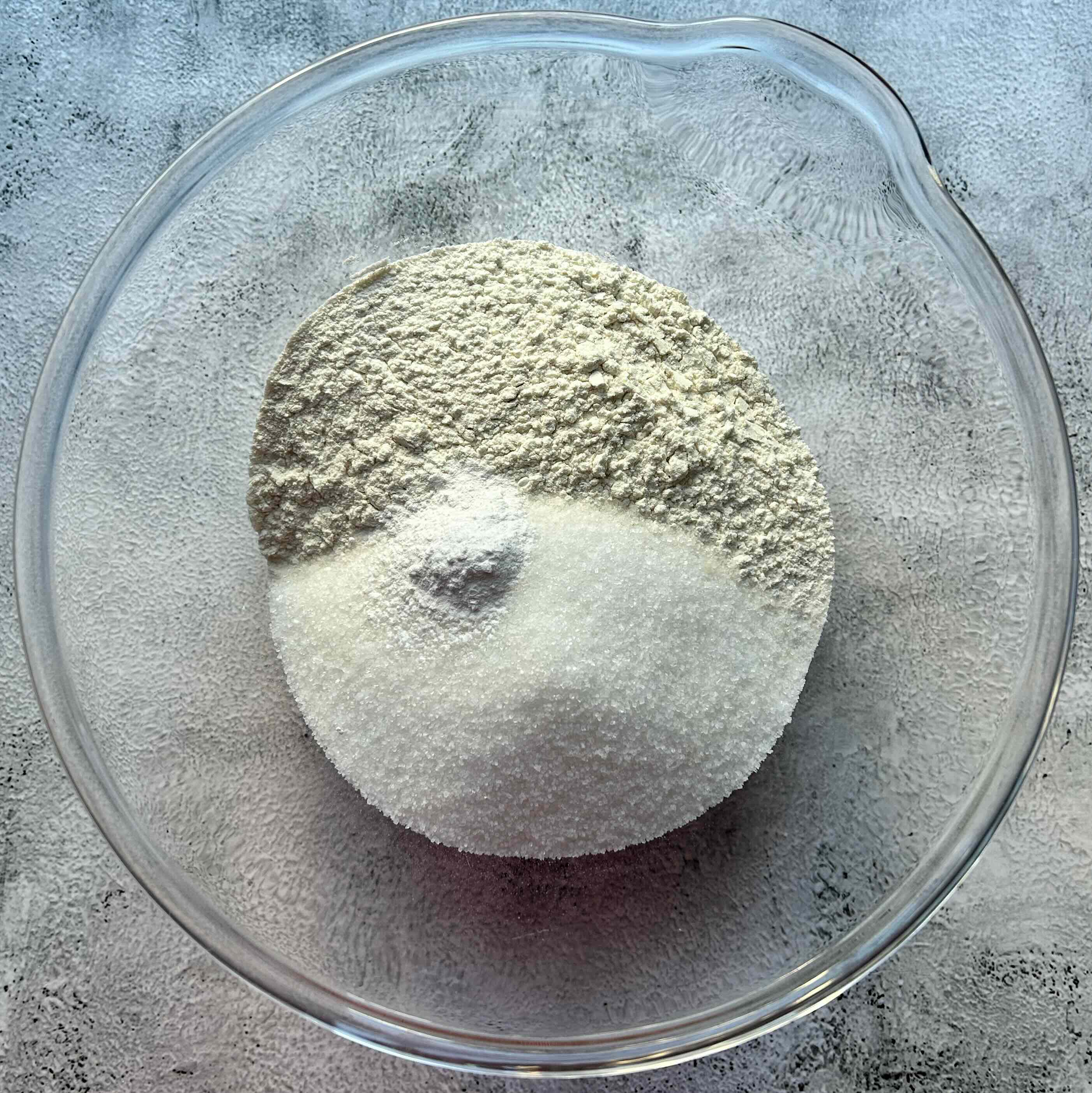 cukrus ir kepimo milteliai dubenyje