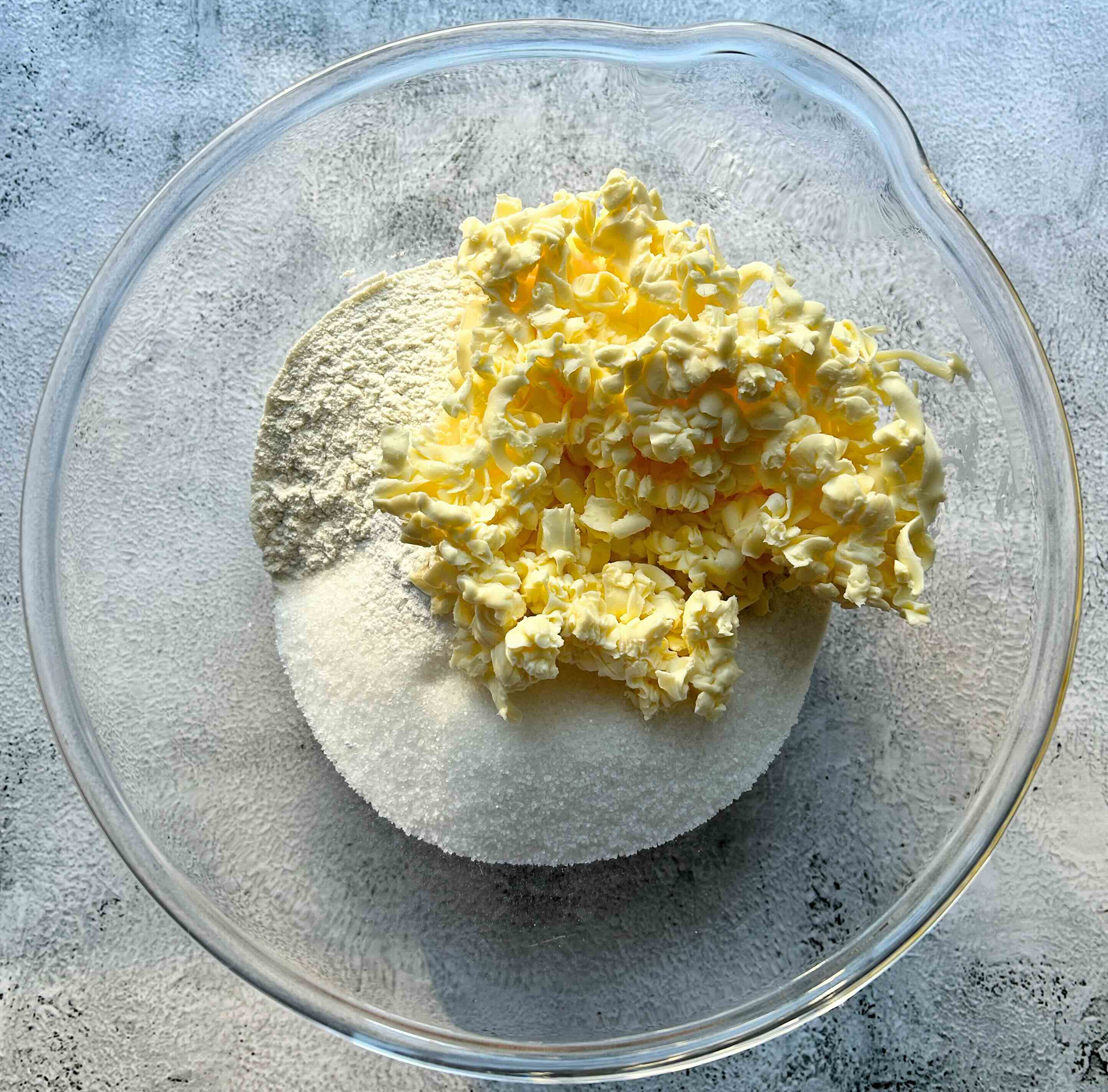 tarkuotas sviestas dubenyje