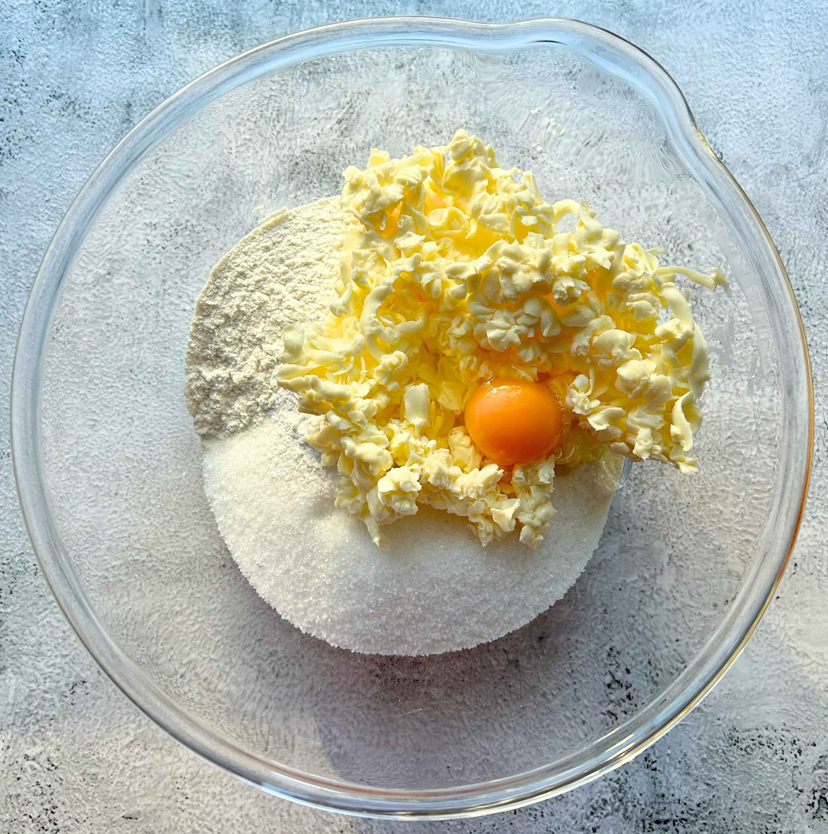 įmušti kiaušinį į dubenį