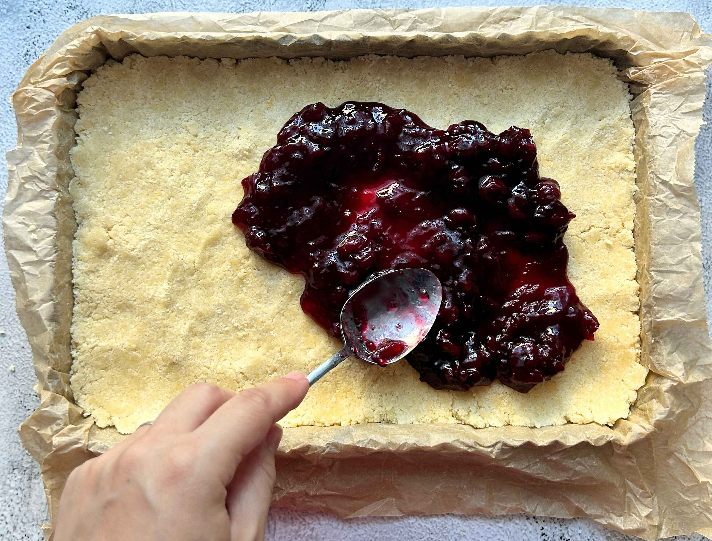 užtepti sluoksnį uogienės 