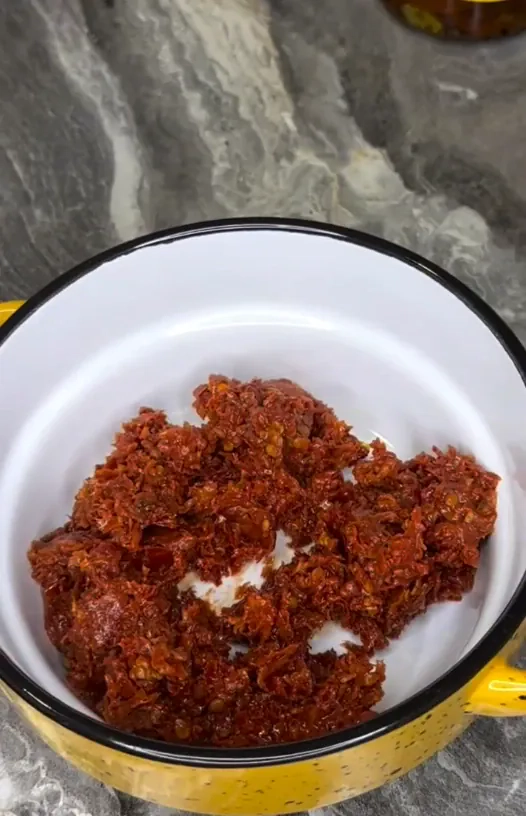 Sūrio užtepėlė su saulėje džiovintais pomidorais