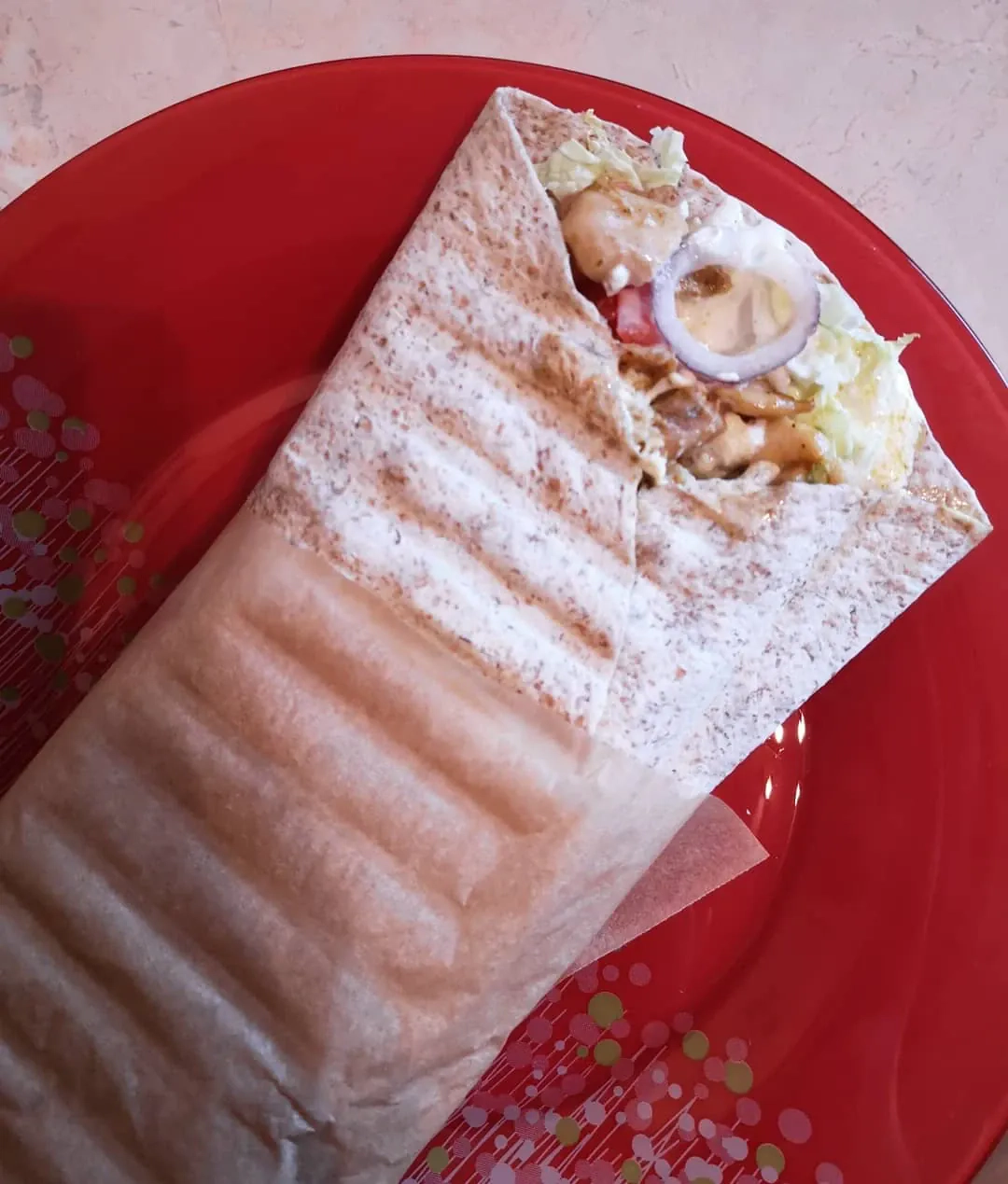 Pilno grūdo tortilijos kebabai su vištienos šlaunelių mėsa ir padažu