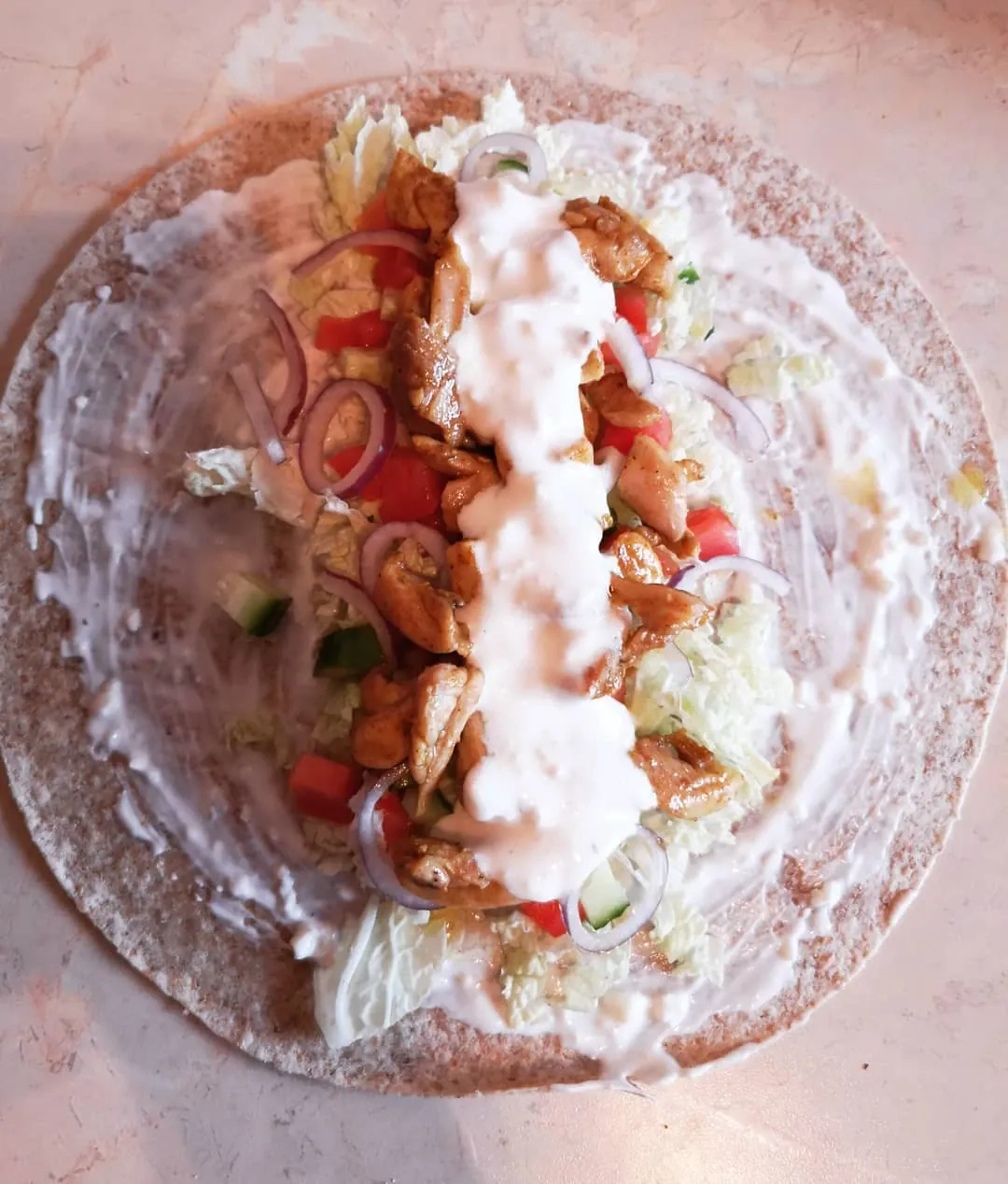 Pilno grūdo tortilijos kebabai su vištienos šlaunelių mėsa ir padažu Pilno grūdo tortilijos kebabai su vištienos šlaunelių mėsa ir padažu