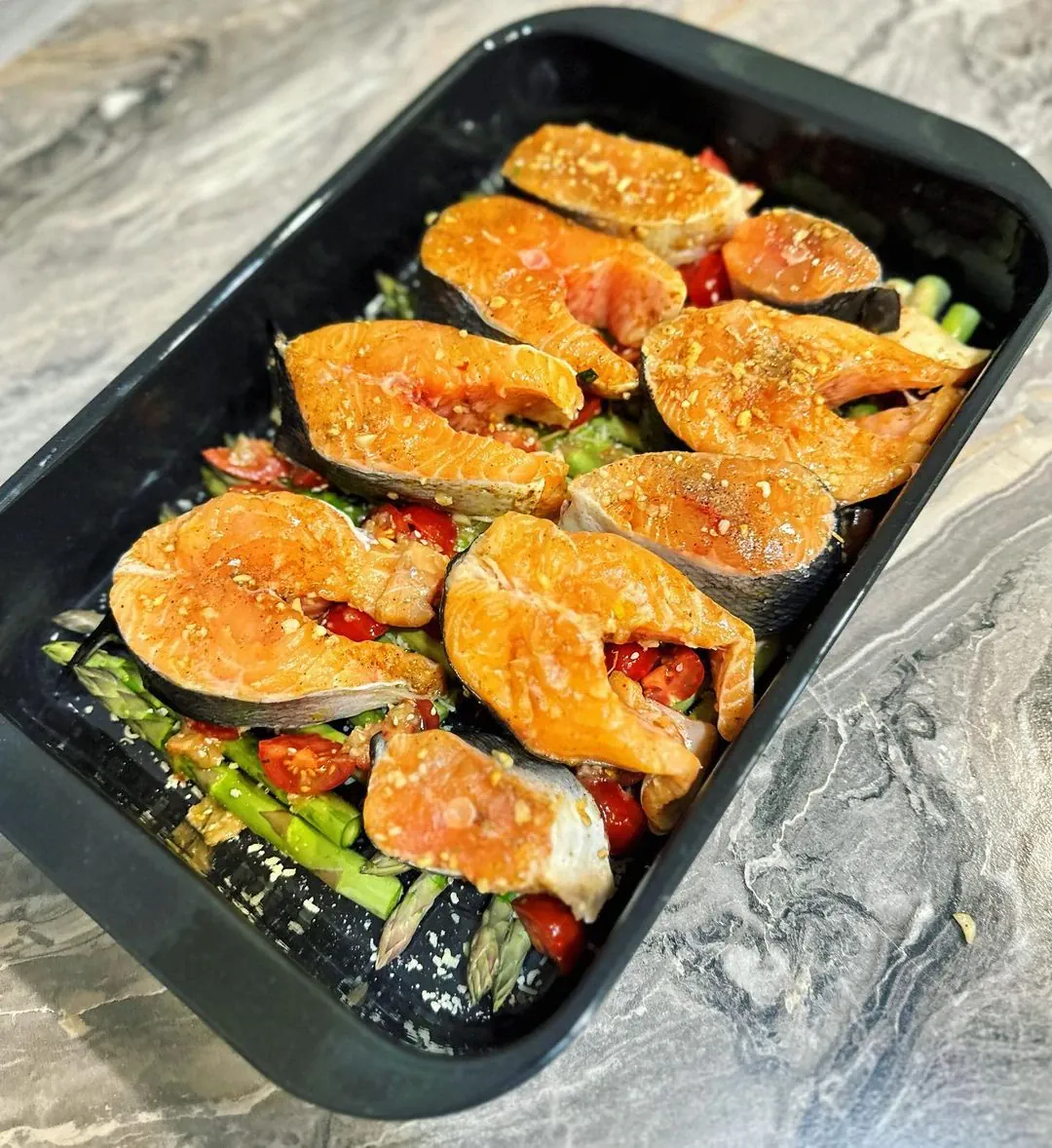 Kepta lašiša su smidrais ir pomidorais orkaitėje