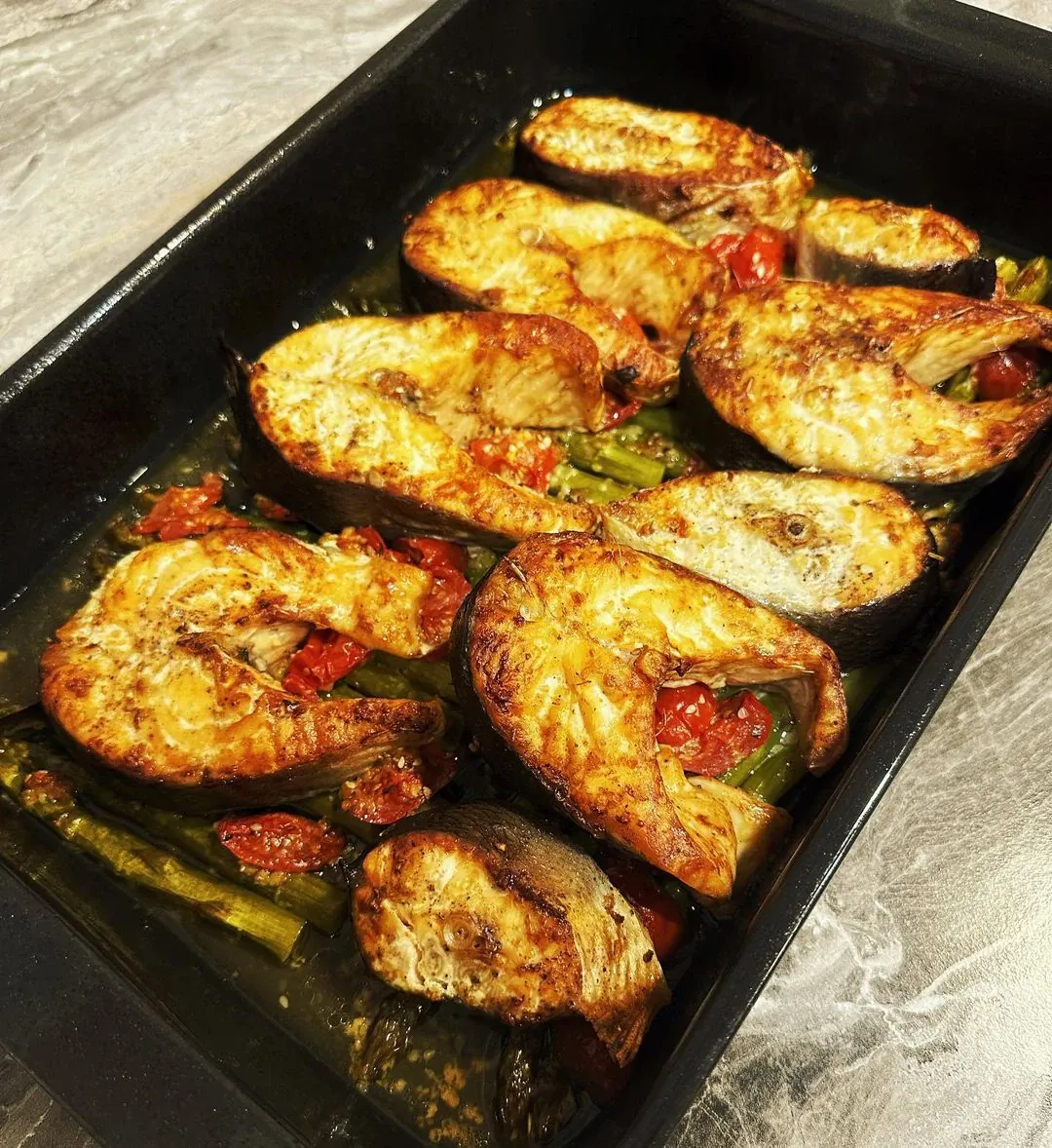 Kepta lašiša su smidrais ir pomidorais orkaitėje