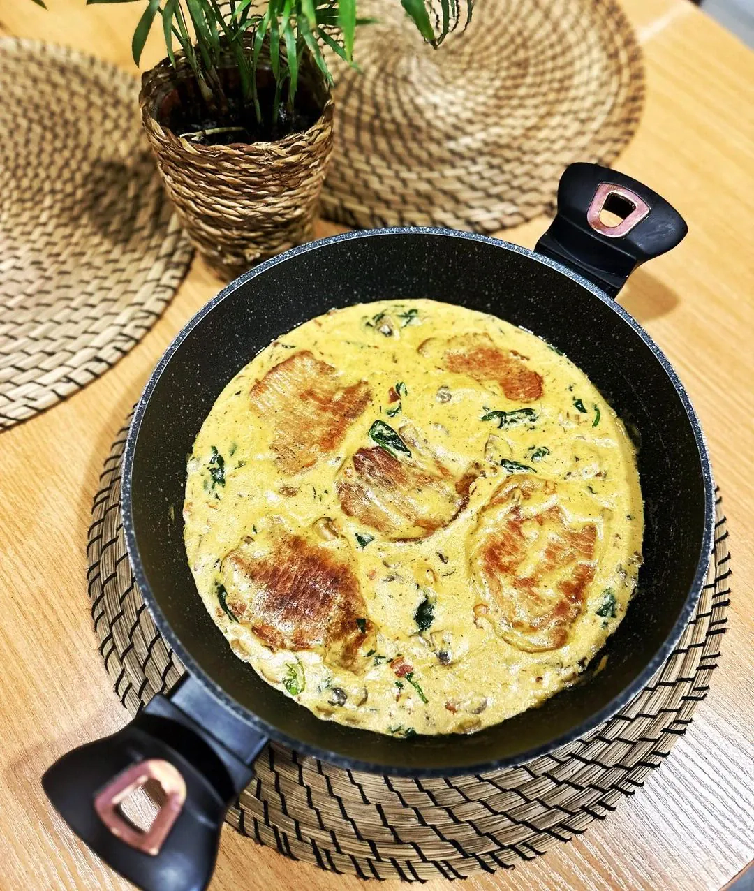 Kiaulienos kepsniai kremiškame pievagrybių ir šoninės padaže