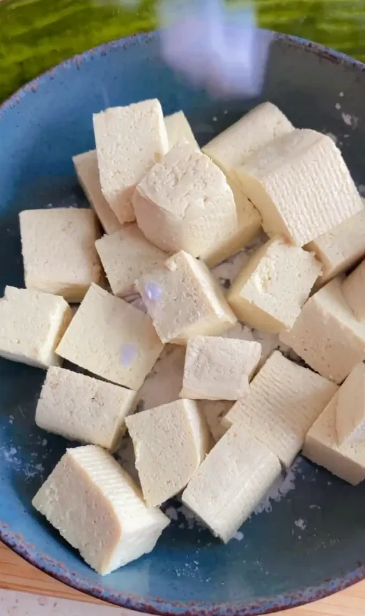 Marinuoto tofu vieno kąsnio užkandis su agurkais