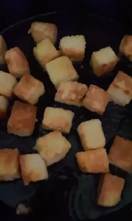 Marinuoto tofu vieno kąsnio užkandis su agurkais