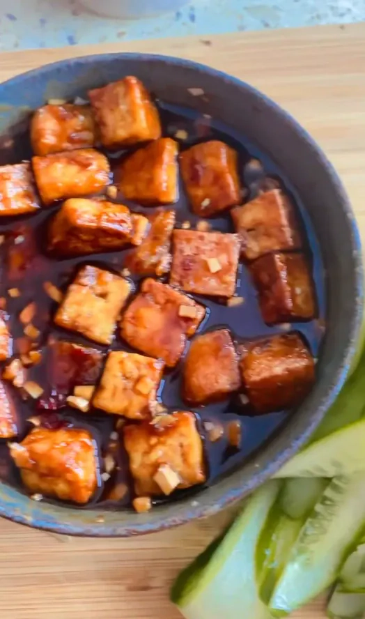 Marinuoto tofu vieno kąsnio užkandis su agurkais