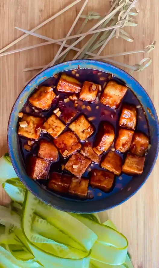 Marinuoto tofu vieno kąsnio užkandis su agurkais