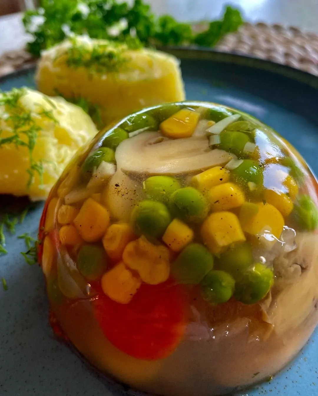 Marinuoti pievagrybiai su daržovėmis drebučiuose