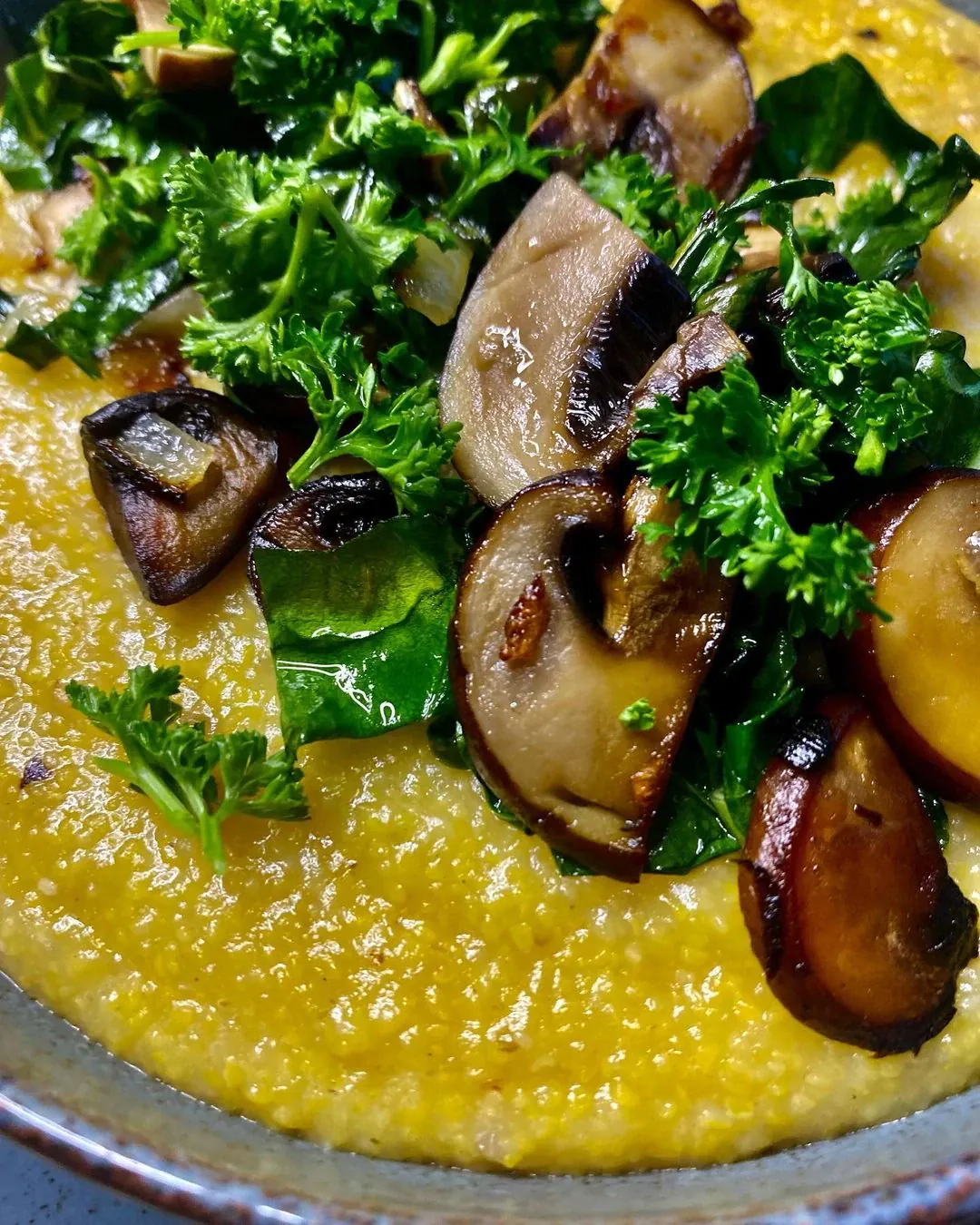 Kreminė kukurūzų košė su pievagrybiais ir špinatais (arba kale kopūstais)