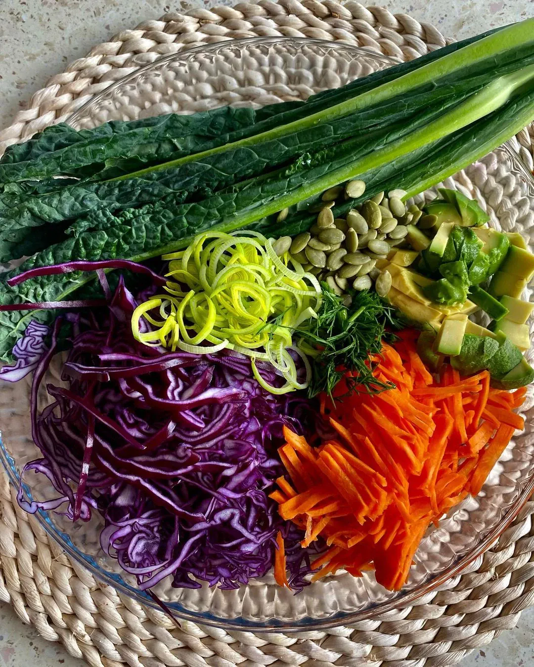 Tortilija su mėlynojo kopūsto salotomis ir avokadais