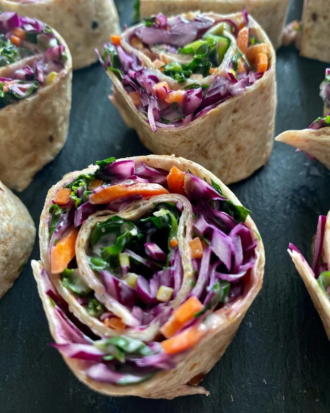 Tortilija su mėlynojo kopūsto salotomis ir avokadais