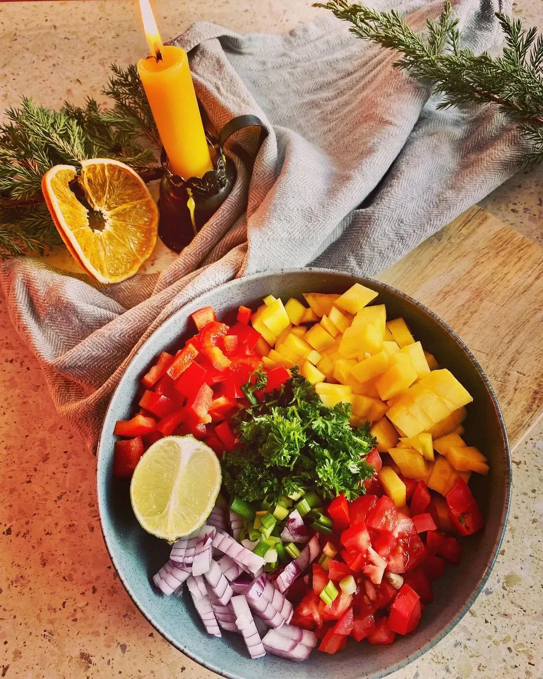 Mango salsa su grilintu halloumi sūriu