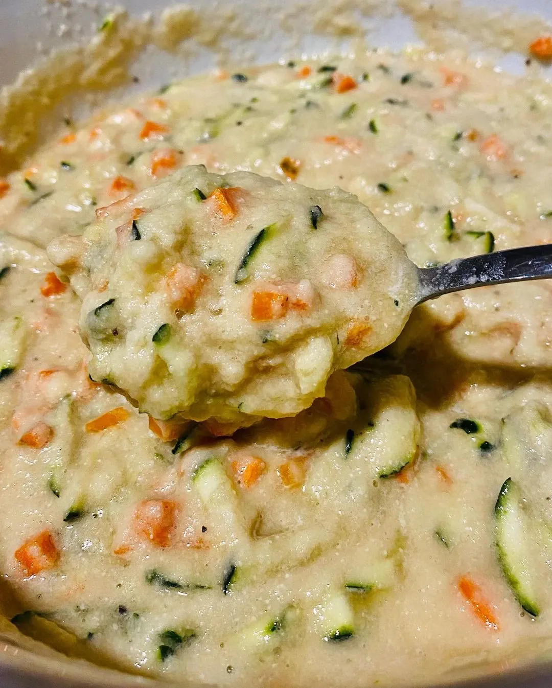 Minkšti bulviniai blynai su daržovėmis ir manais